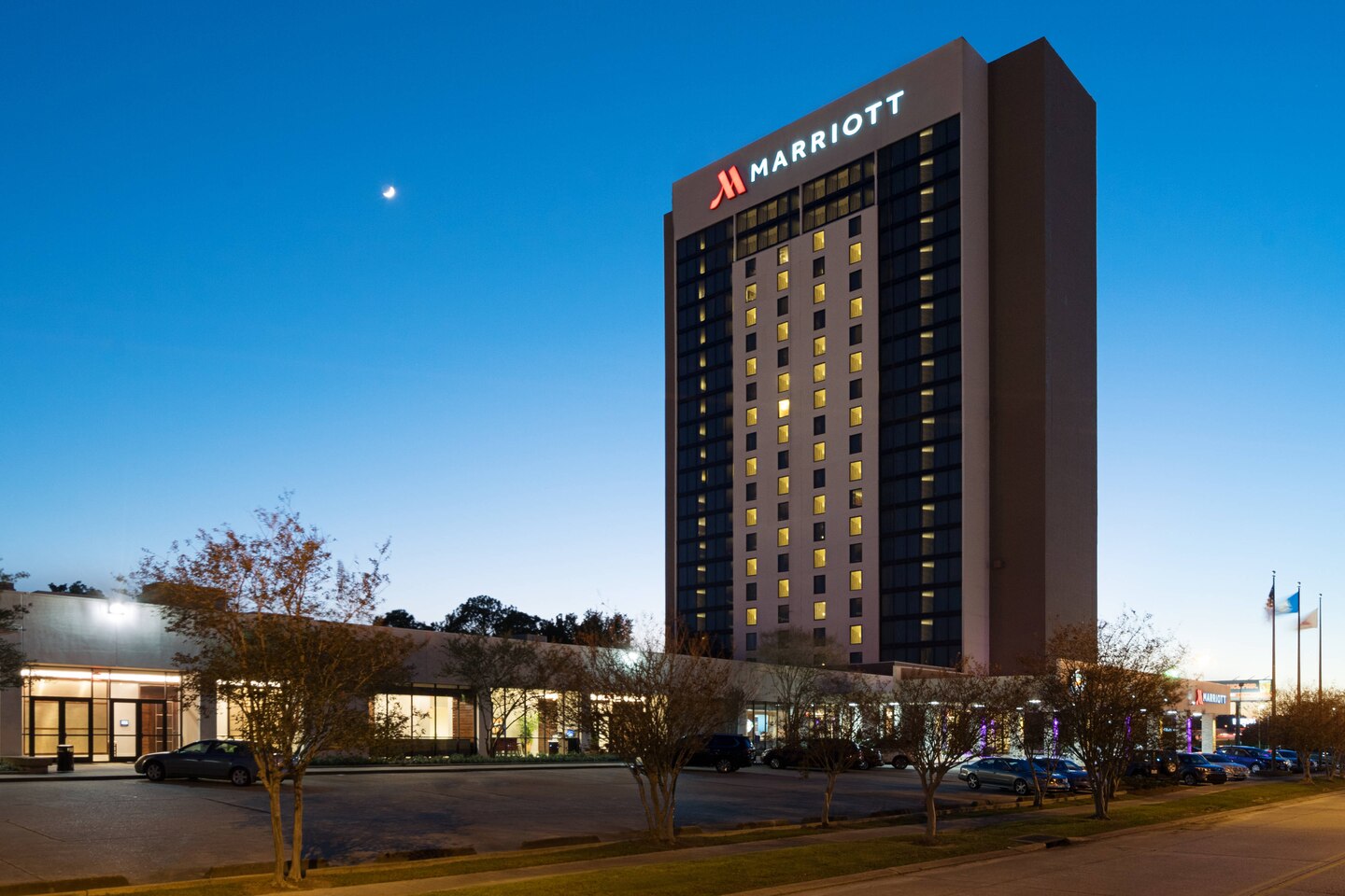 A street view looking up at the Baton Rouge Marriott hotel in Baton Rouge, Louisiana, a location of FamilyLife's Weekend to Remember® marriage retreat event