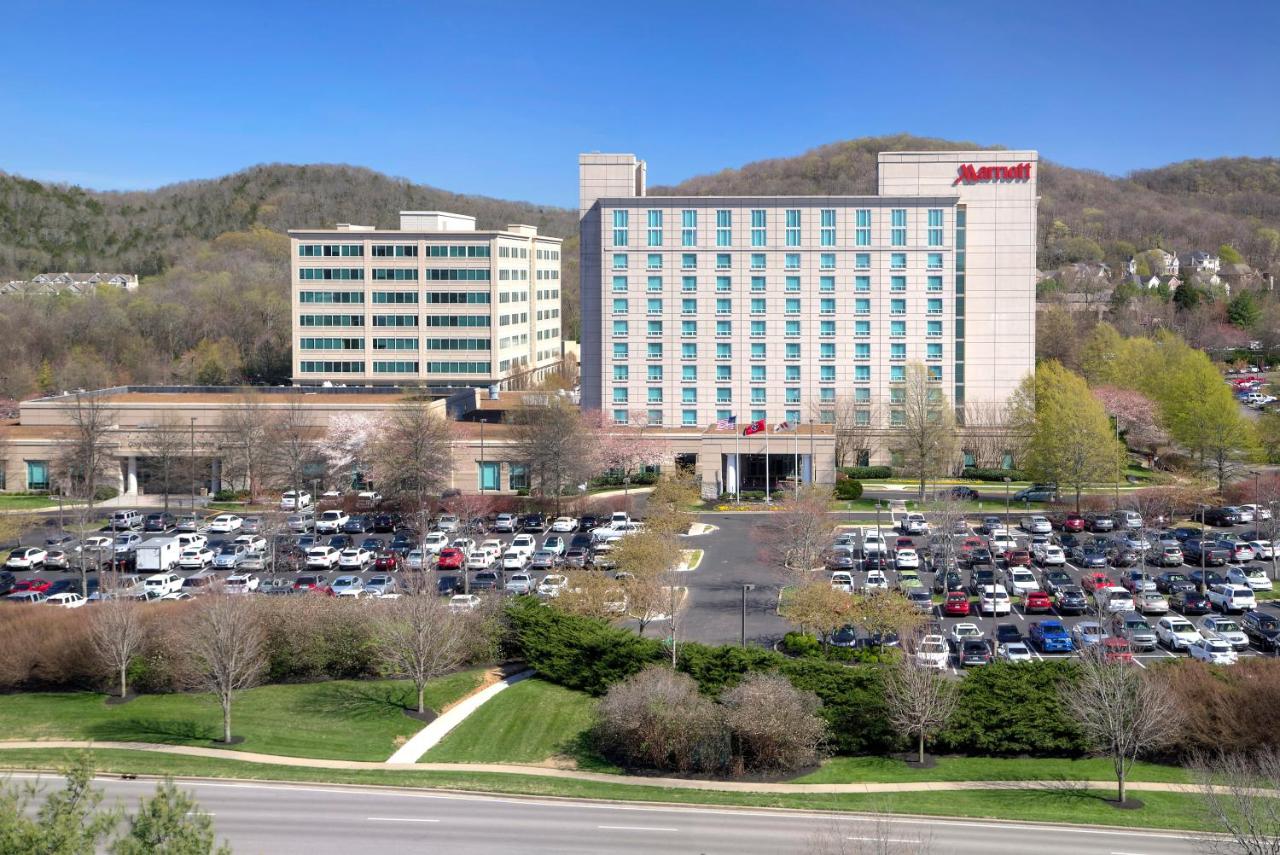 A streetside view of the Franklin Marriott Cool Springs Hotel near Nashville, Tennessee, a location of FamilyLife's Weekend to Remember® marriage retreat event